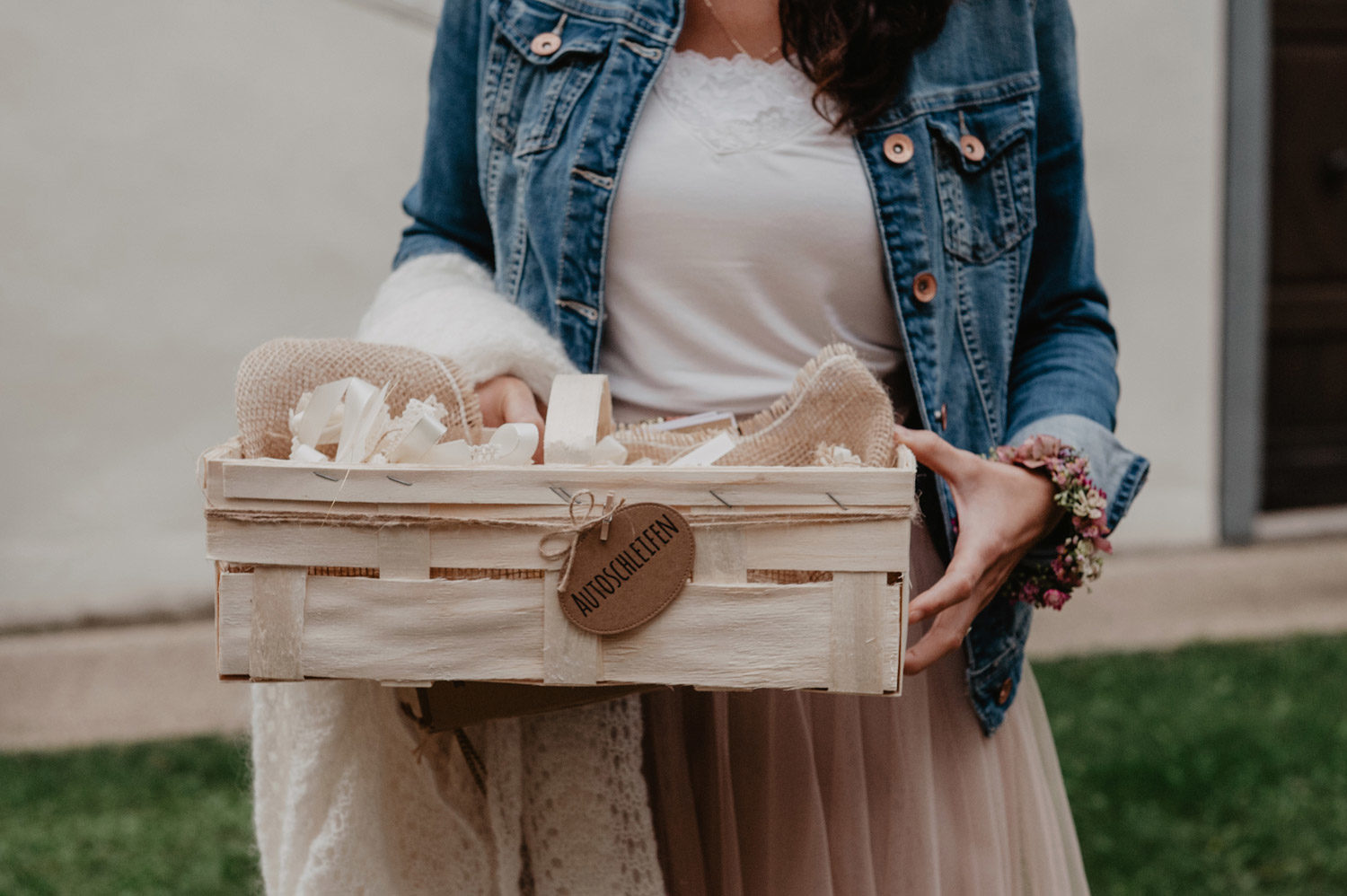 wooden basket with autoschleifen at bohemian rustic wedding