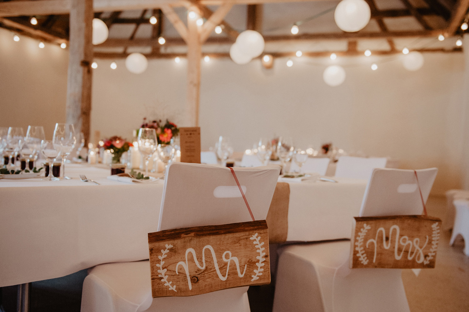 wooden mr and mrs sign at barn wedding at vogelbauerhof balgheim hochzeit