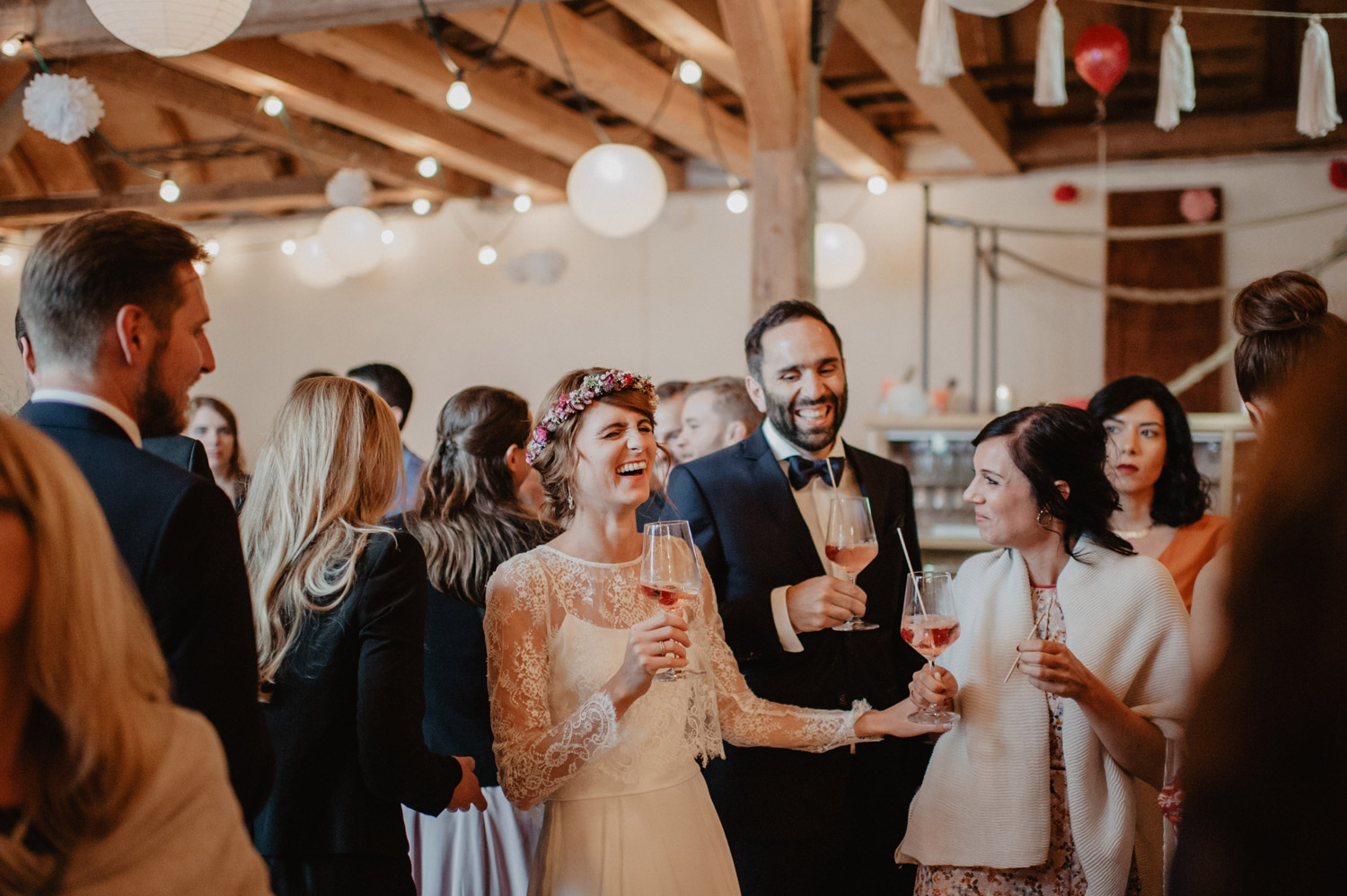 boho braut im vogelbauerhof balgheim auf rustikaler scheunenhochzeit