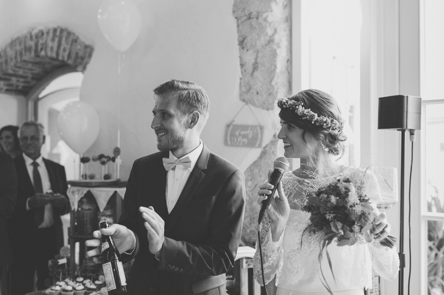 bride and groom greeting guests at vogelbauerhof balgheim boho rustikale hochzeit 