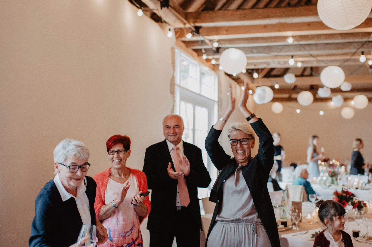 guests cheering at barn wedding at vogelbauerhof balgheim hochzeitslocation 