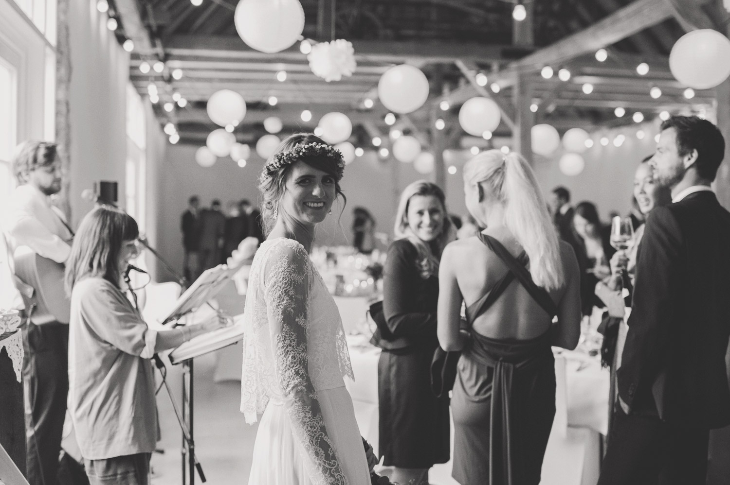 boho braut im vogelbauerhof balgheim auf rustikaler scheunenhochzeit