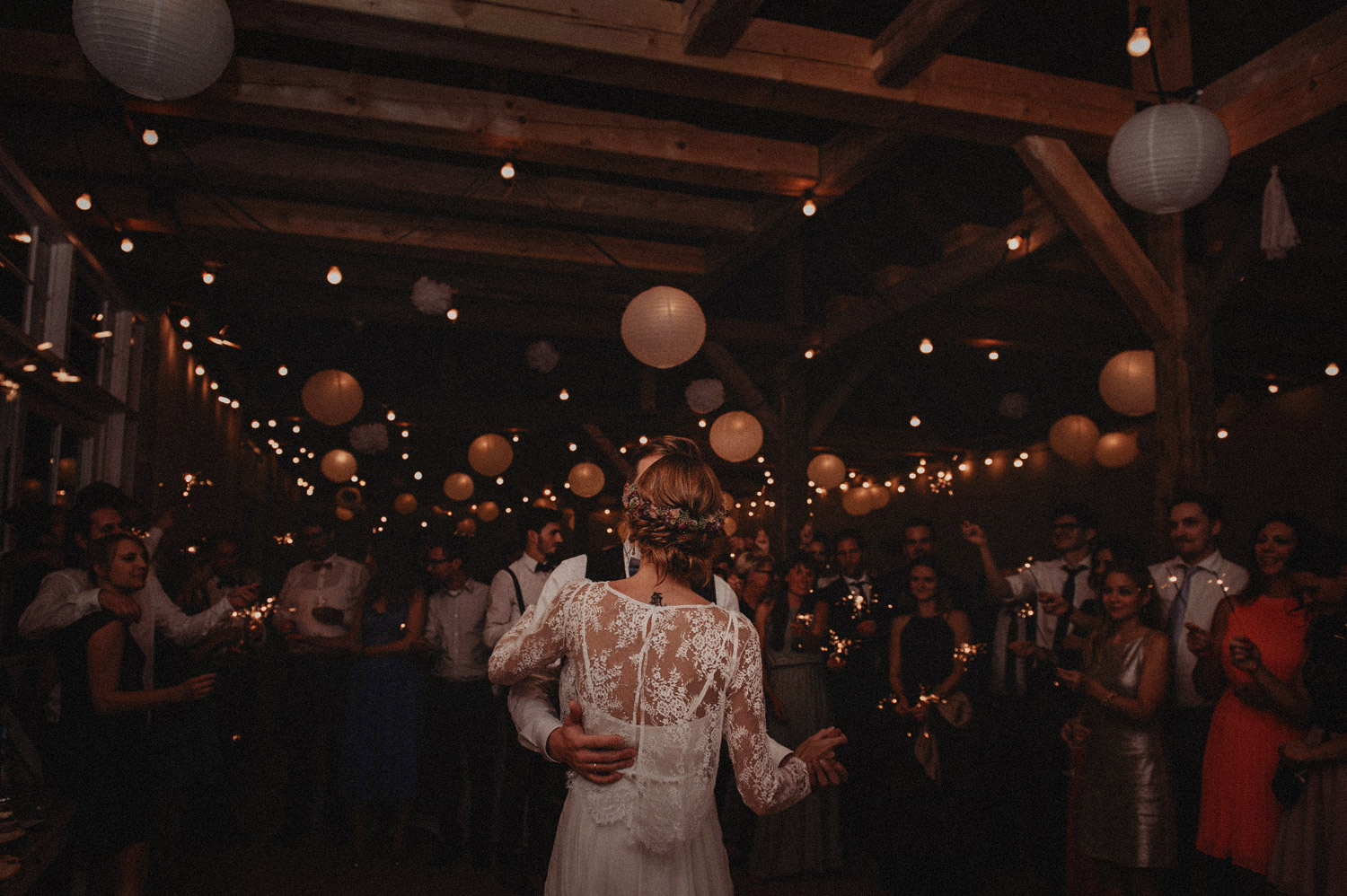 first dance auf hochzeit mit boho vibe und wunderkerzen in der scheune des vogelbauerhof balgheim