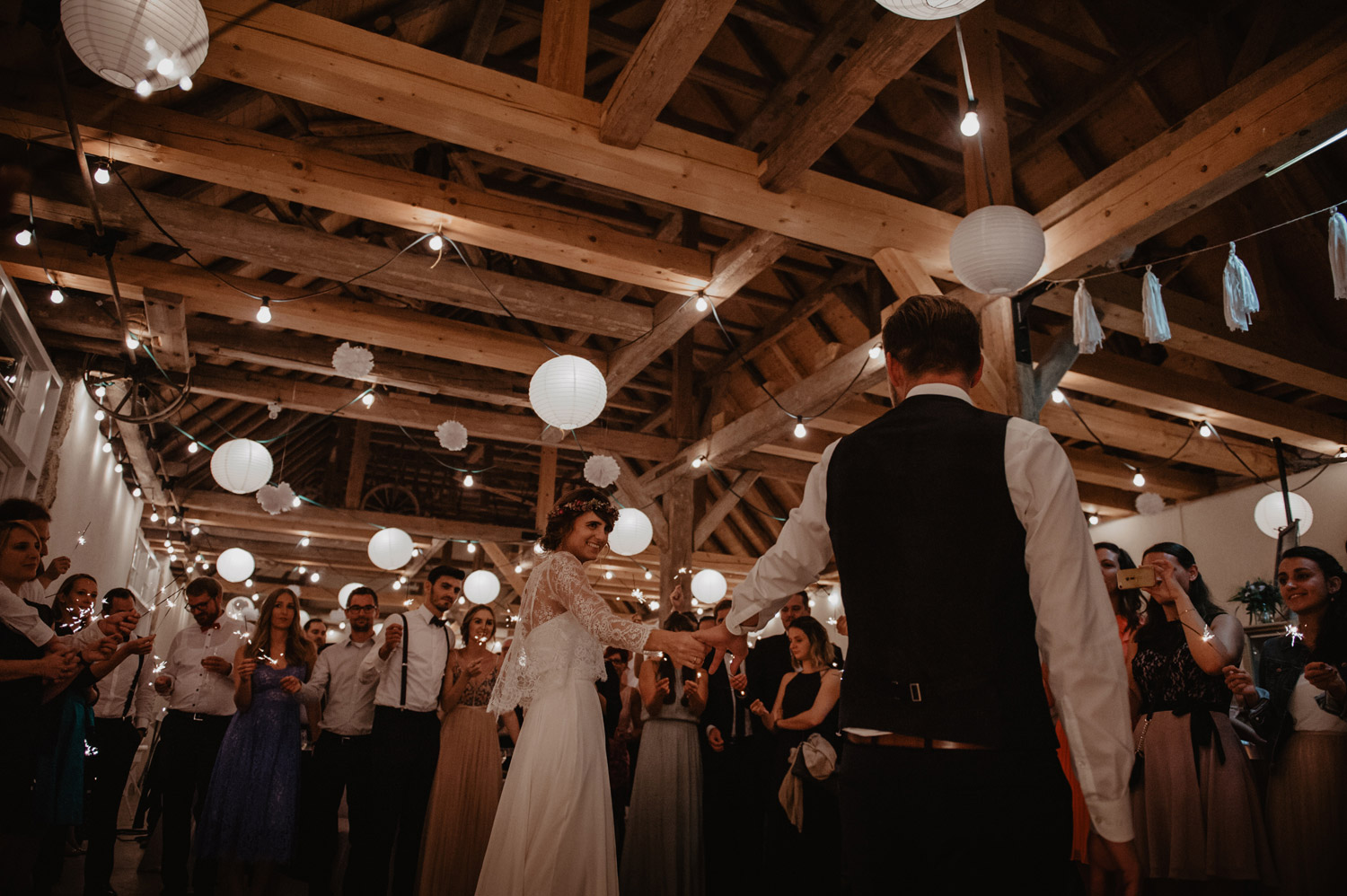 first dance auf hochzeit mit boho vibe und wunderkerzen in der scheune des vogelbauerhof balgheim