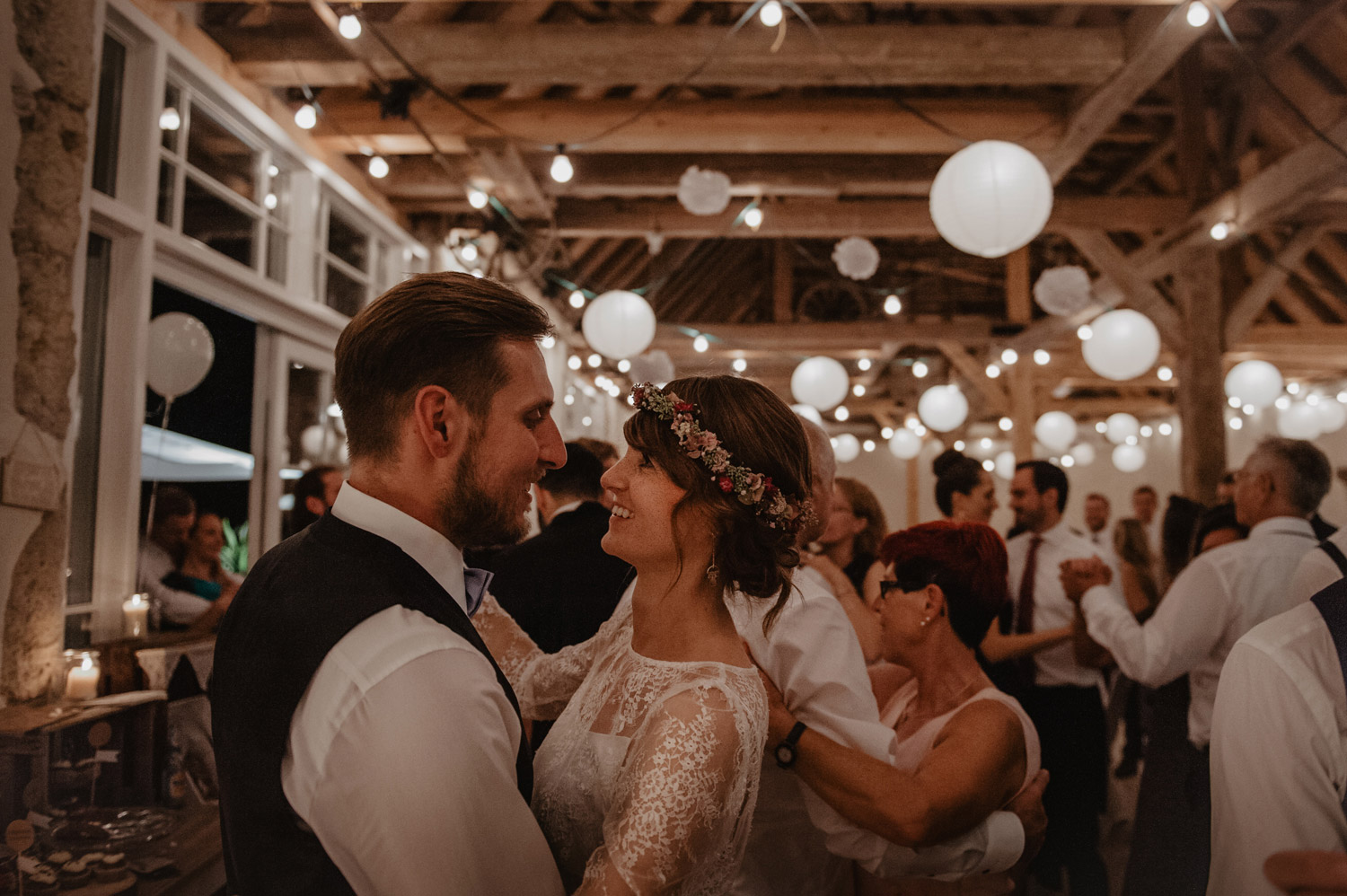 first dance auf hochzeit mit boho vibe und wunderkerzen in der scheune des vogelbauerhof balgheim