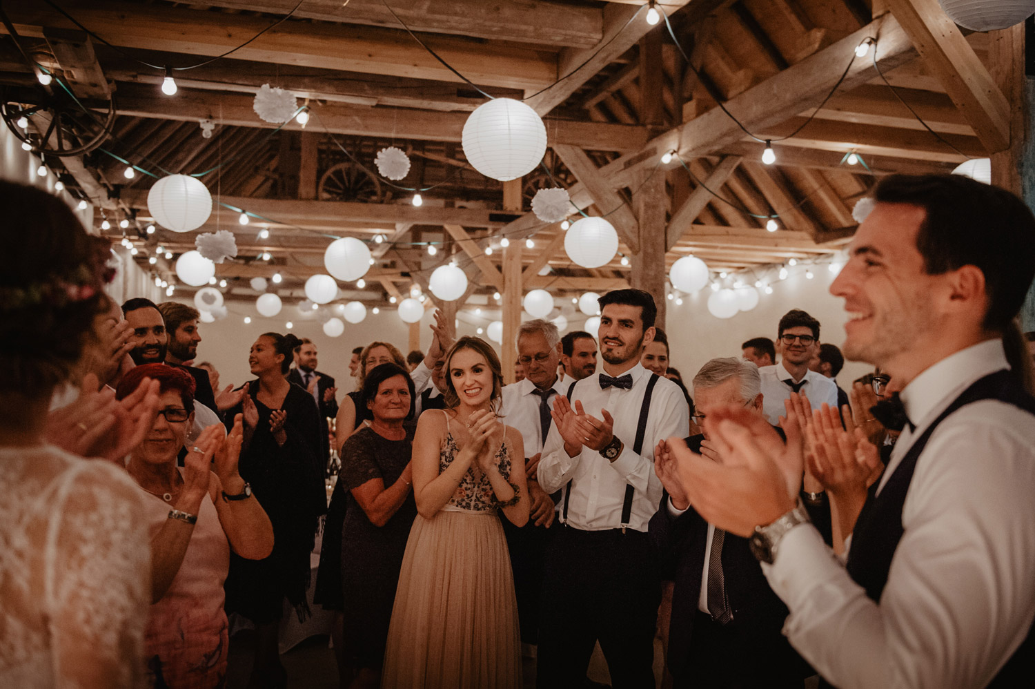 first dance auf hochzeit mit boho vibe und wunderkerzen in der scheune des vogelbauerhof balgheim