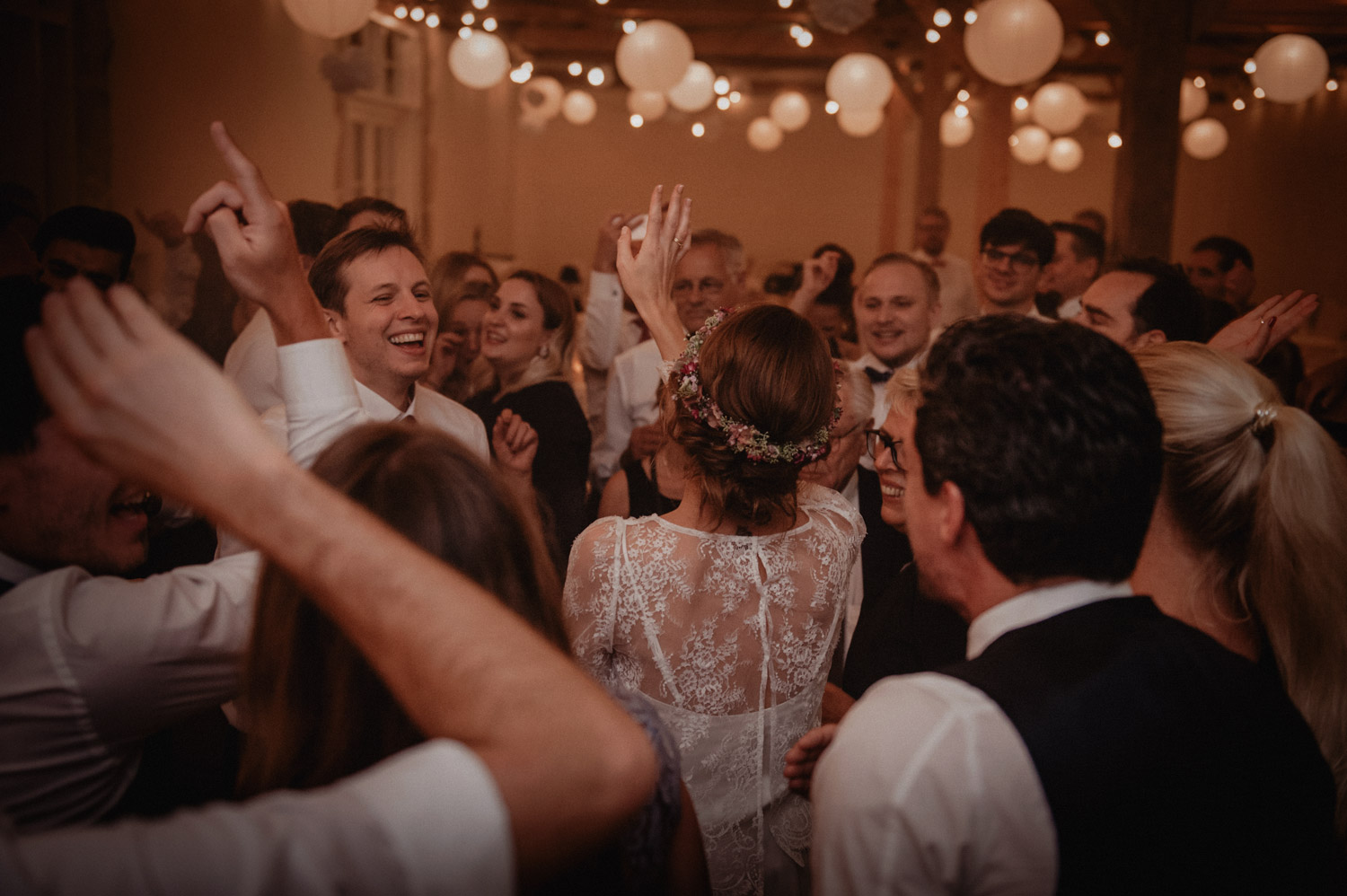 first dance auf hochzeit mit boho vibe und wunderkerzen in der scheune des vogelbauerhof balgheim