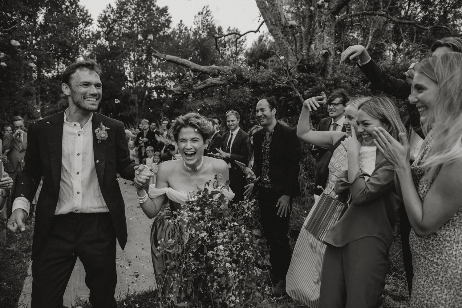 elegant wiltshire meadow marquee wedding anne schwarz photography