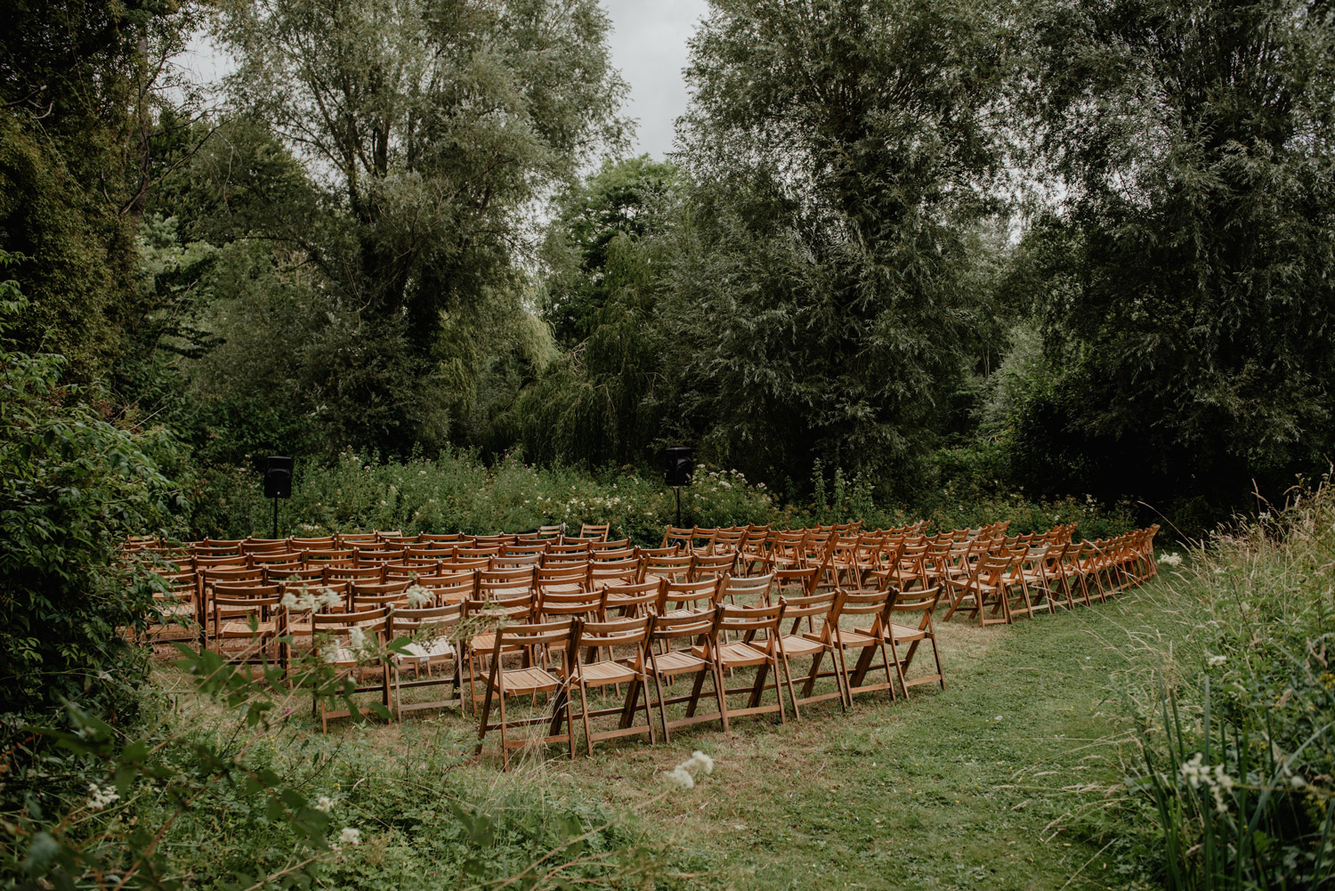 elegant wiltshire meadow marquee wedding anne schwarz photography